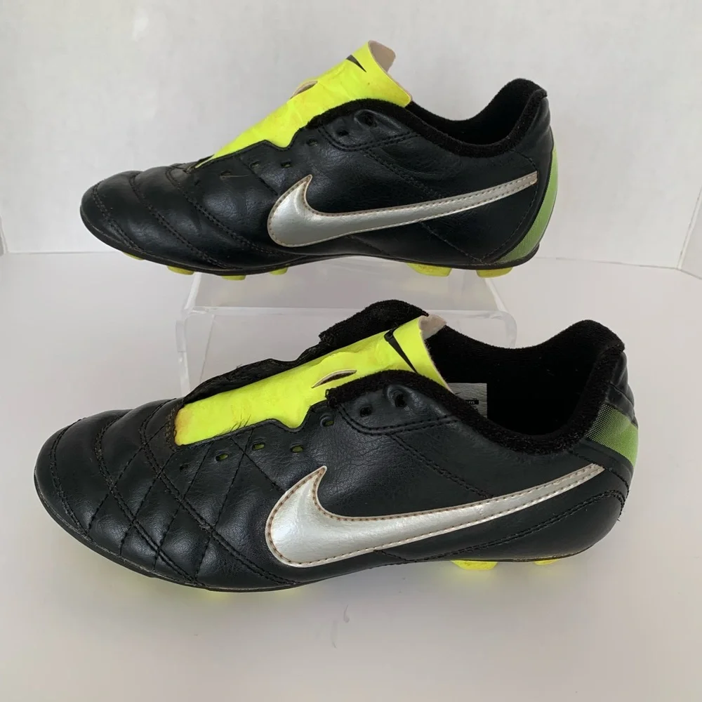 Nike Cleats Boy’s Size 3.5 JR Tiempo Rio FG-R Black White Metallic Silver